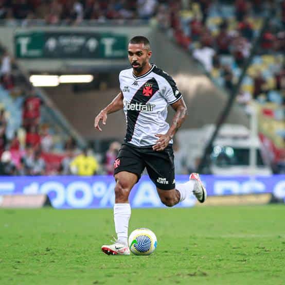 Jogador do Vasco com bola durante partida.