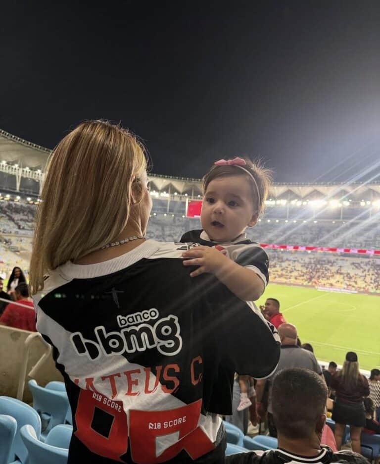Vaso do estádio do Vasco, torcida vibrando juntos.
