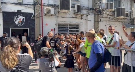 Fãs do Vasco reunidos na rua.
