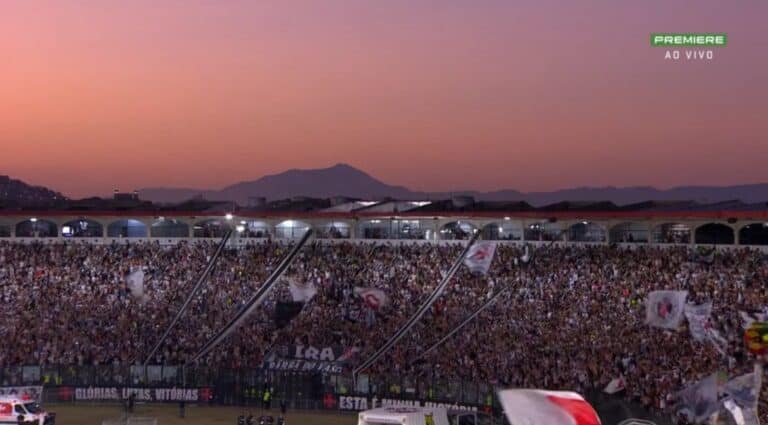 Torcida do Vasco em estádio ao entardecer.