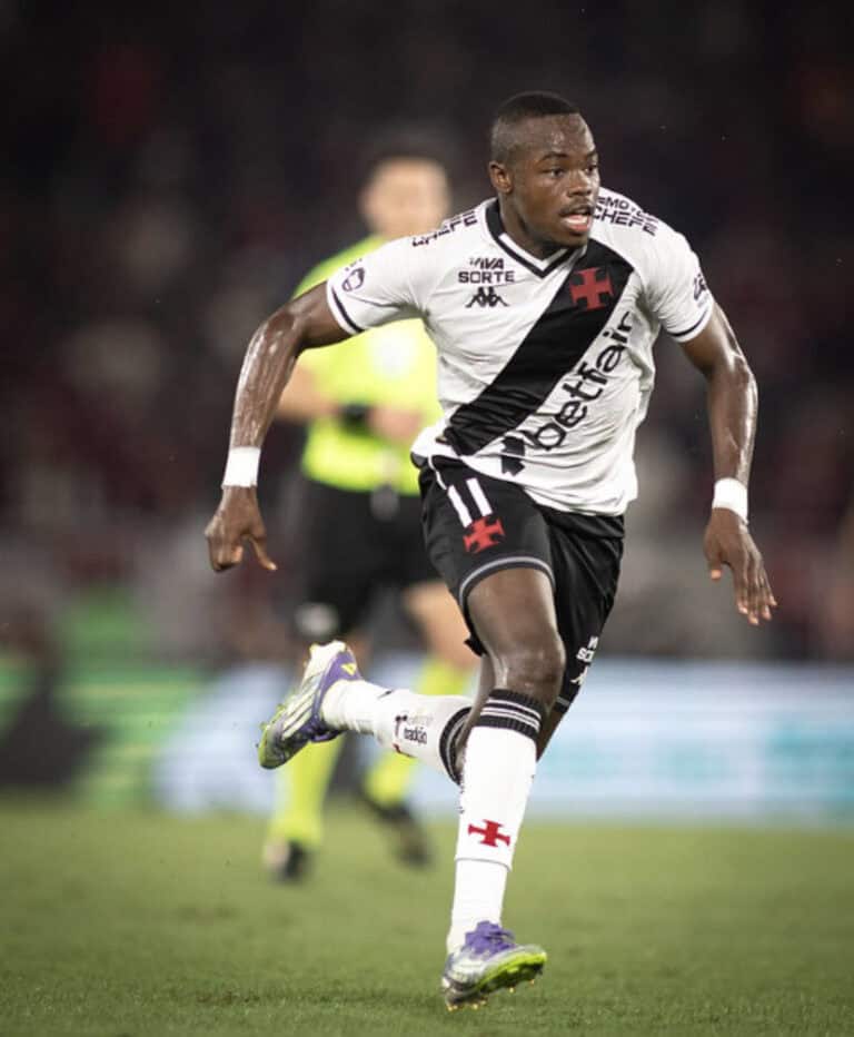 Jogador do Vasco correndo em campo.