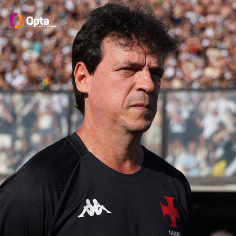 - Fachada de torcedor do Vasco com estádio cheio.