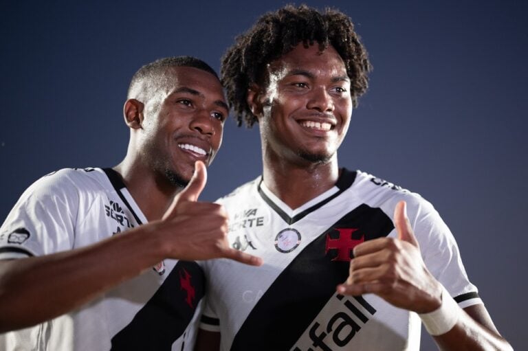 Vasco da Gama - Jogadores comemorando vitória no estádio.