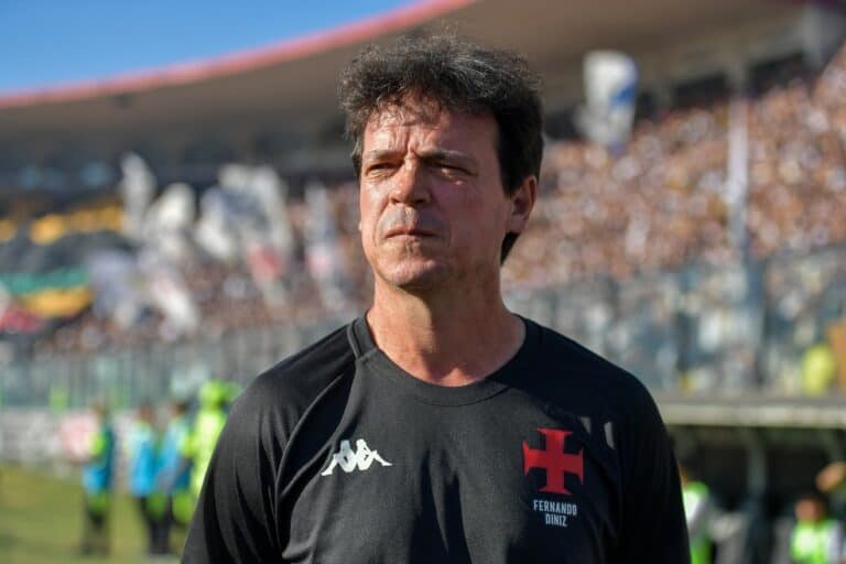 Fernando Diniz treinador do Vasco da Gama em jogo de futebol no estádio.