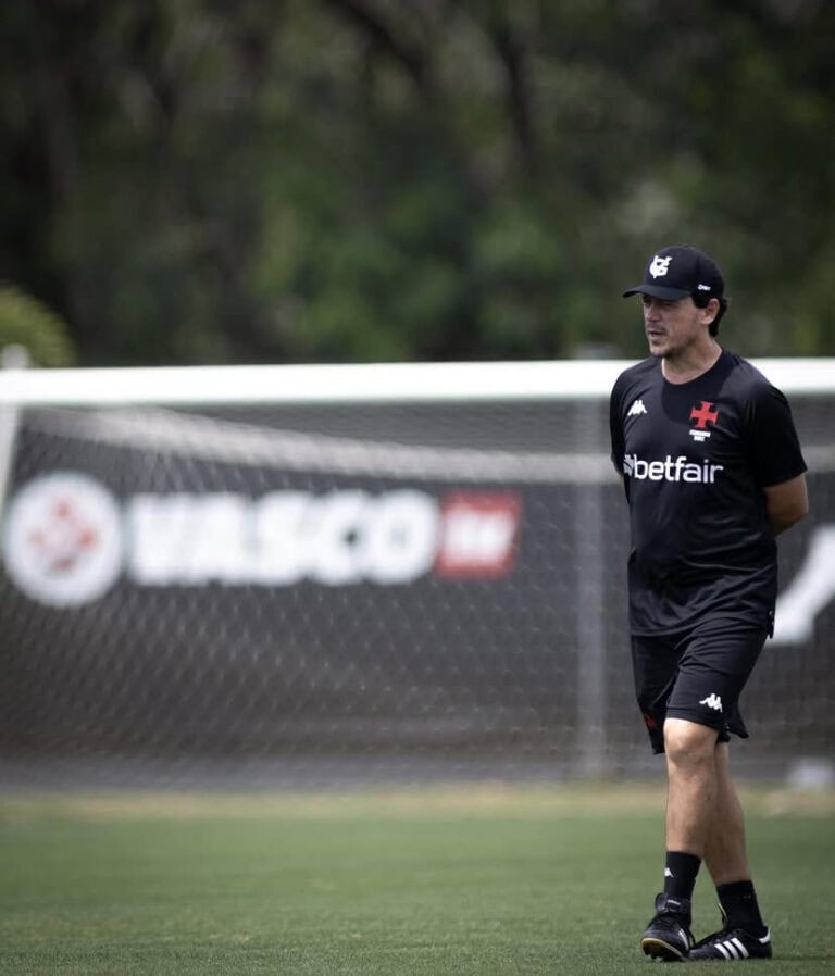Treinador do Vasco em treino no campo.