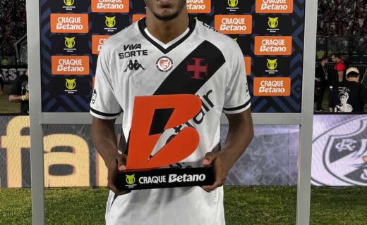 Rayan Vasco com uniforme branco e escudo do clube.