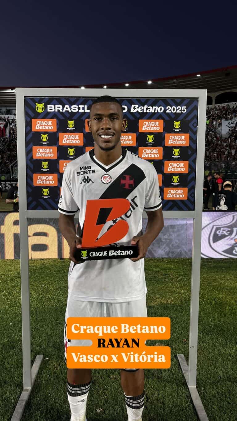 Rayan Vasco com uniforme branco e escudo do clube.