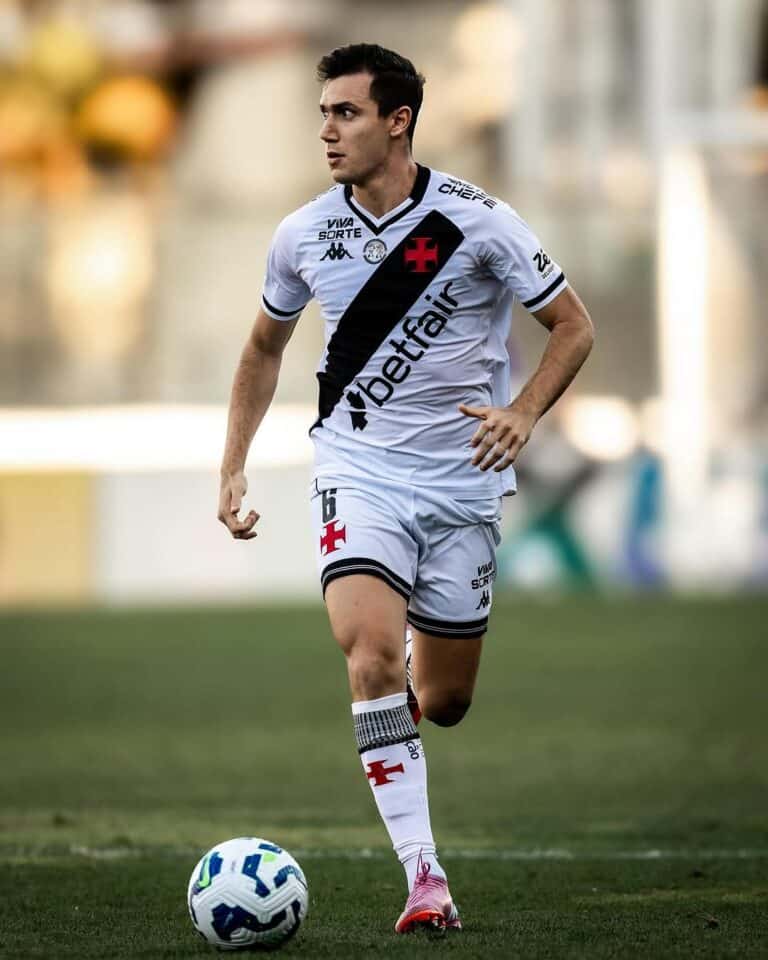 FileName: jogador-do-vasco-em-campo-com-bola.