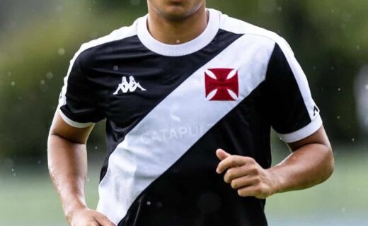 Jogador do Vasco em campo jogando futebol.