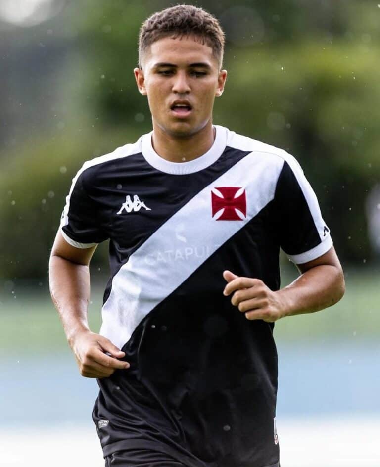 Jogador do Vasco em campo jogando futebol.