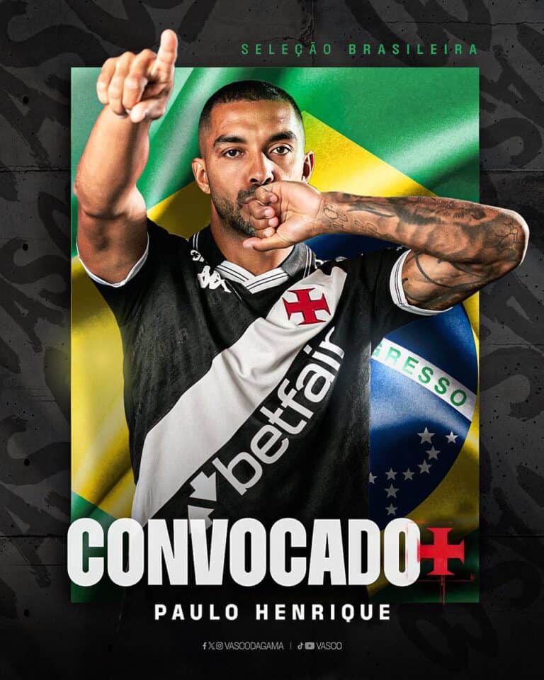 Brasileiro com uniforme do Vasco, gesto de convocação no futebol.