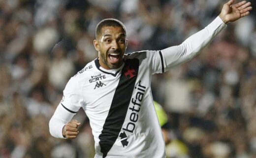 Jogador comemorando gol em campo.