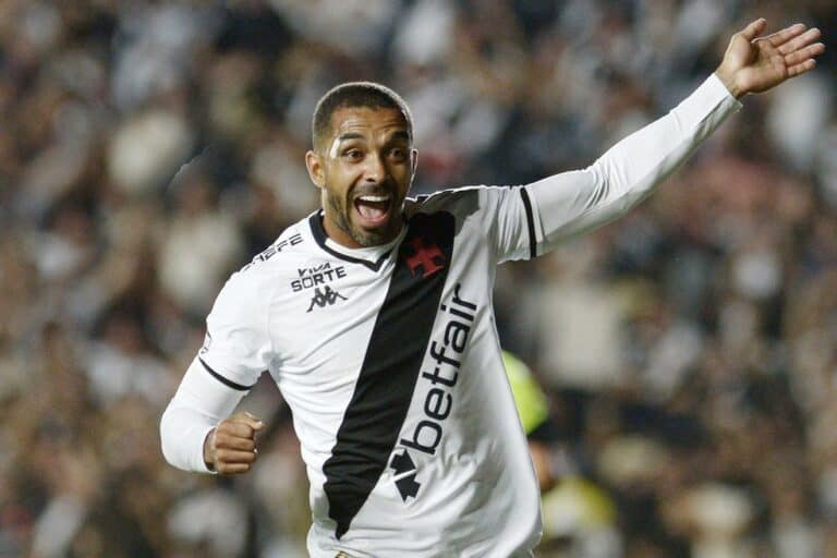 Jogador comemorando gol em campo.