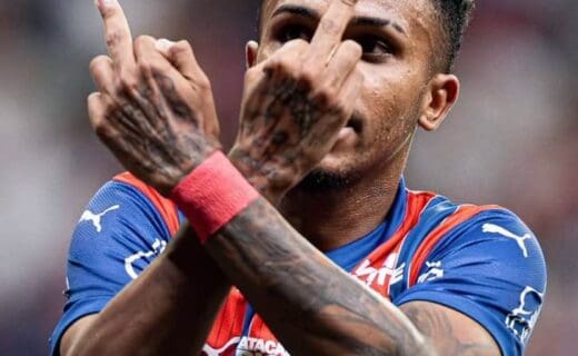 Kaykysc10 jogando futebol com camisa do Vasco da Gama.