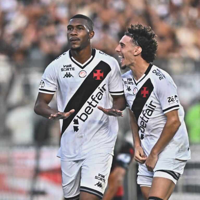 Jogadores do Vasco comemorando, usando camisa branca do time.