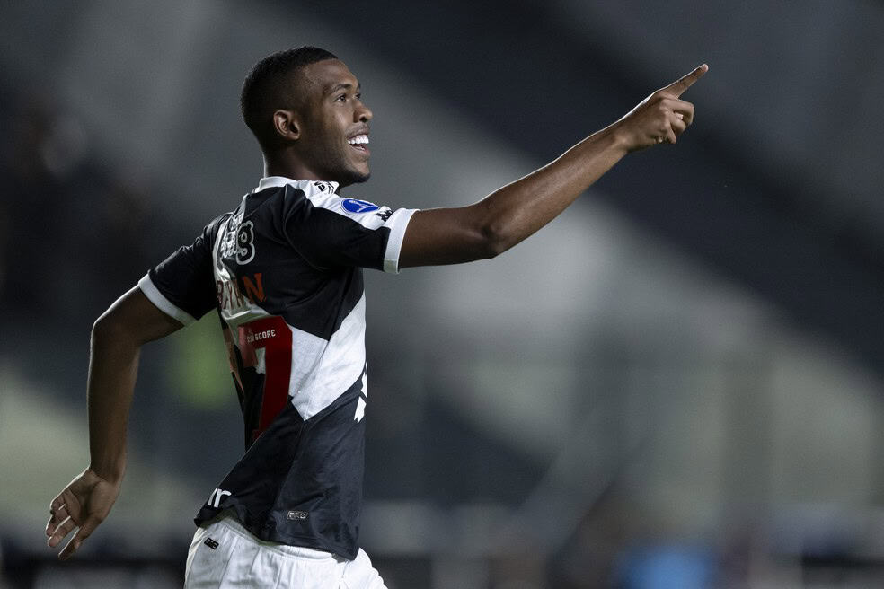20251006-201514-1-5-rayan-do-vasco-foto-jorge-rodriguesagif-1 Jogador do Vasco comemorando gol em campo.