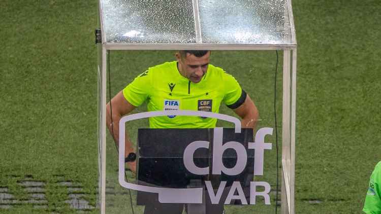 Árvore de árbitro assistente no banco de reservas.