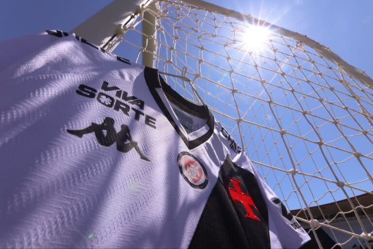 Camisa do Vasco na cerca do gol ao sol.