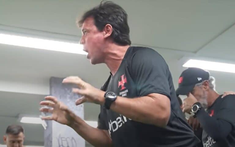 Treinador do Vasco em treinamento interno.