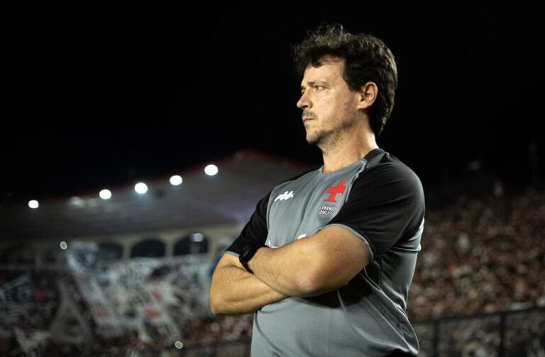 Homem técnico do Vasco com braços cruzados.