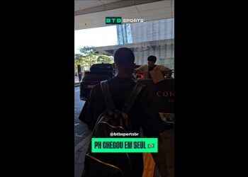 Homem com mochila no aeroporto.