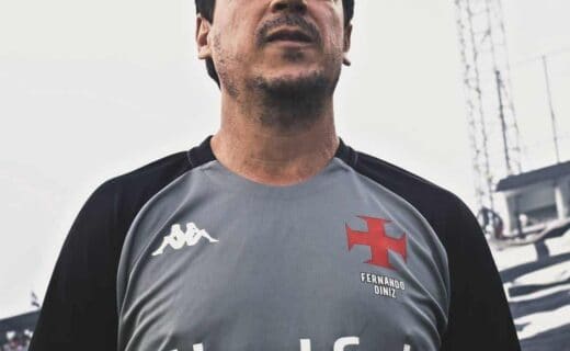 Jogador do Vasco com uniforme cinza e preto.