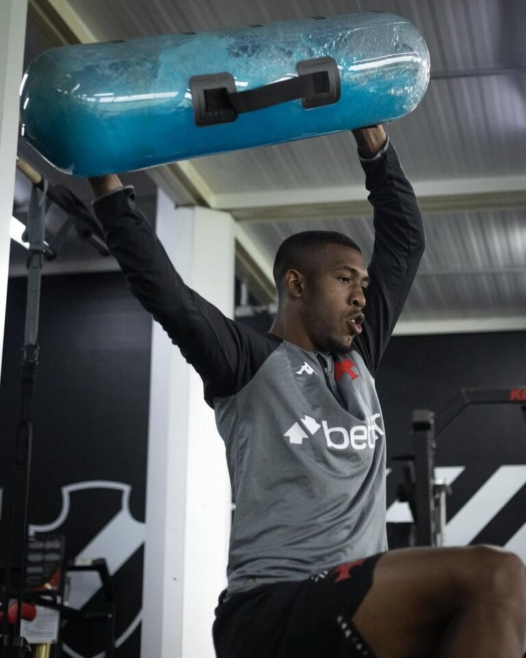 - Barra de treinamento com água gelada.