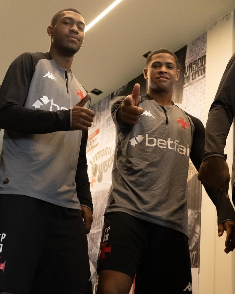 Jogadores do Vasco mostrando satisfação na coletiva.