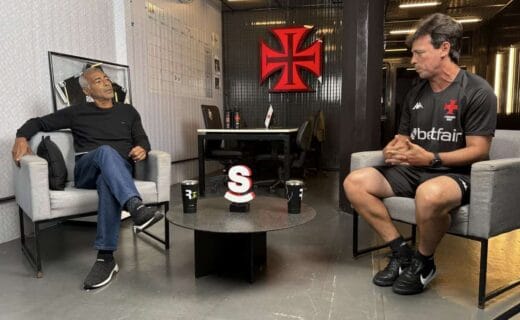 Entrevista entre dois homens no ambiente do clube de futebol Vasco da Gama.