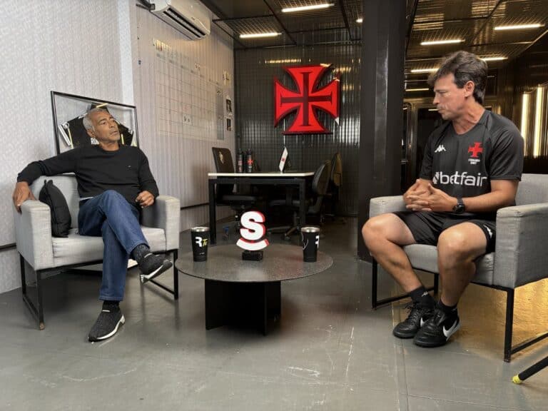 Entrevista entre dois homens no ambiente do clube de futebol Vasco da Gama.