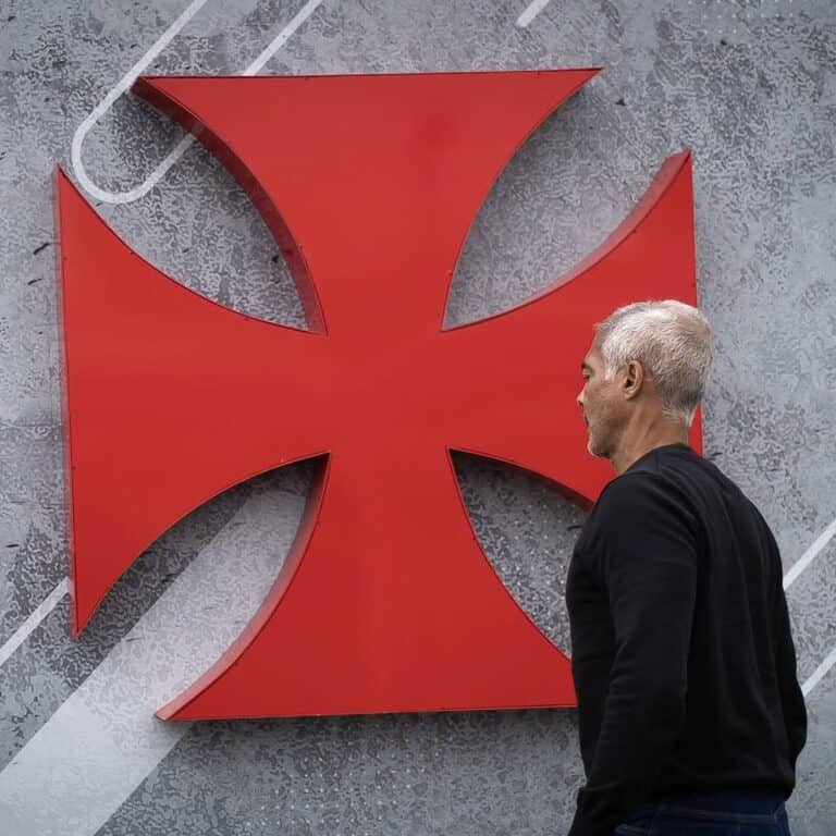 Logo do Vasco da Gama em destaque na parede.