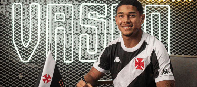 Vasco da Gama assinando contrato com jogador.