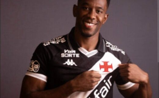 Jogador do Vasco exibe uniforme preto e branco com logo vermelho.
