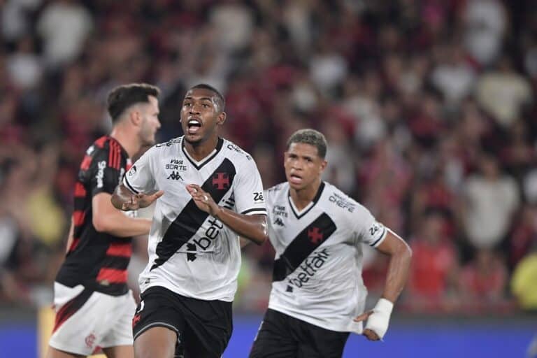 Vasco da Gama celebra gol durante partida.