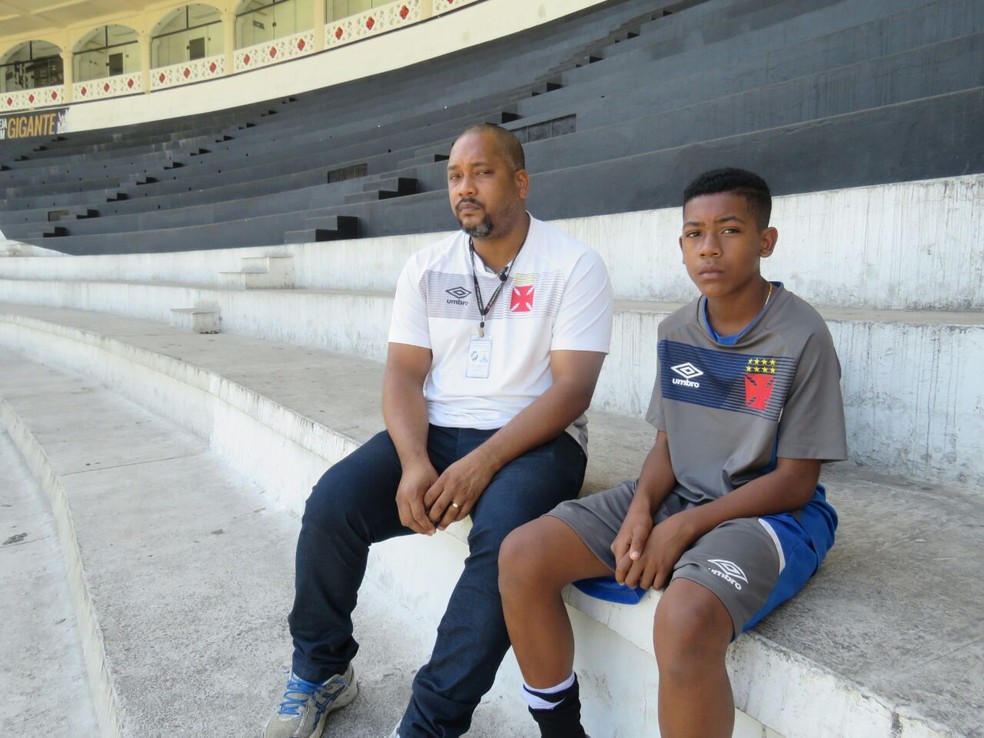Valkmar, ex-zagueiro do Vasco, e o jovem Rayan — Foto: Felipe Schmidt