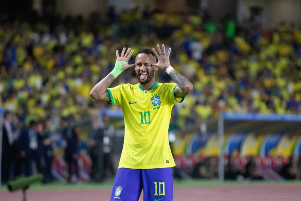 Jogador do Brasil comemorando comemora vitória com língua de fora.