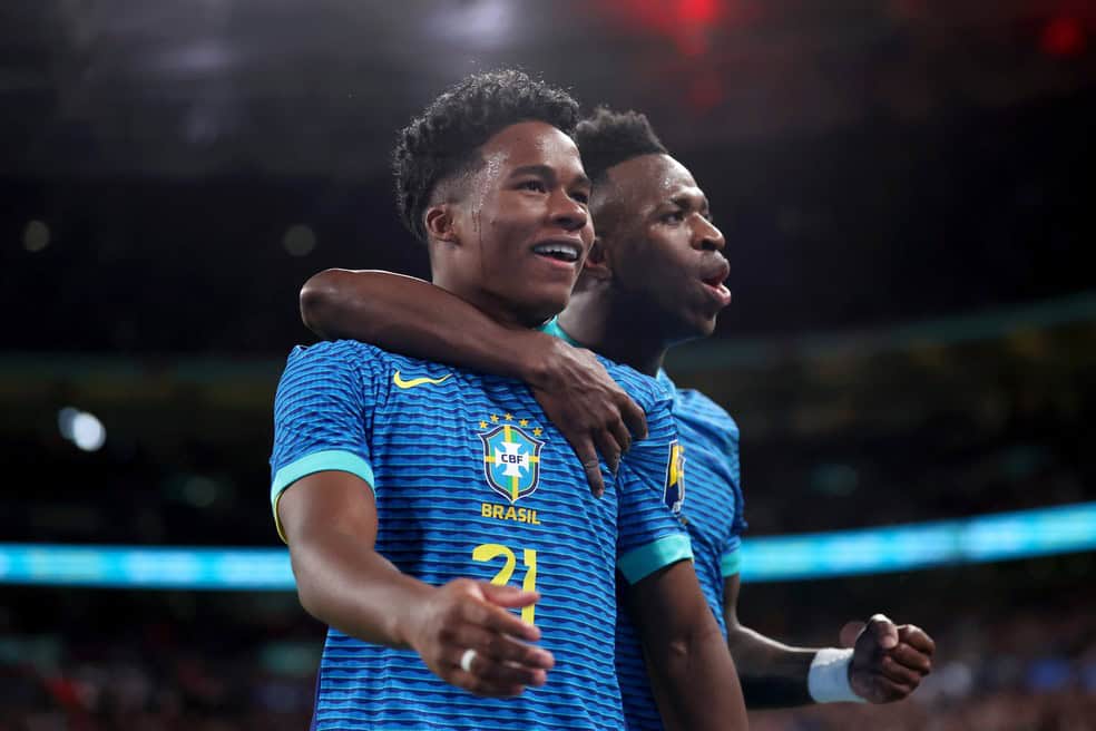 Jogadores comemorando vitória com celebração em campo.