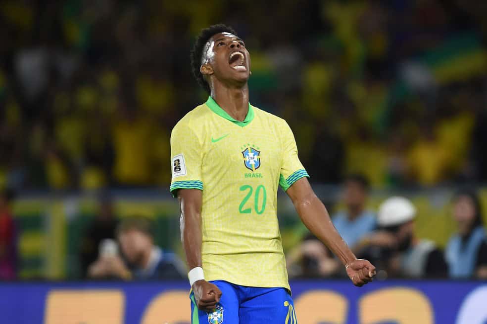 Brasileiro em campo comemorando gol.