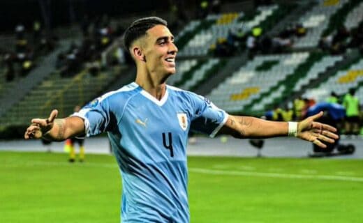 Jogador comemorando gol em estádio do Vasco.