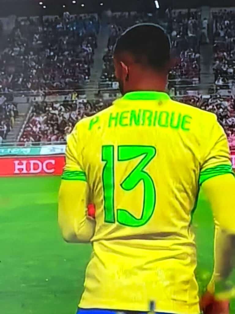 Jogador do Vasco com uniforme amarelo e nome Henrique no número 13.