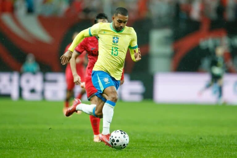 Jogador do Brasil em ação durante partida oficial.