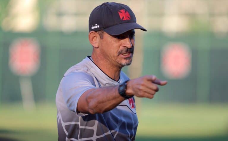 Treinador do Vasco em treino no campo.