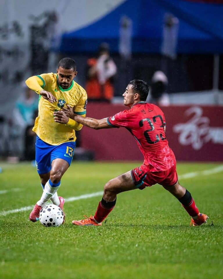 Cólise de jogadores de futebol em disputa pela bola.