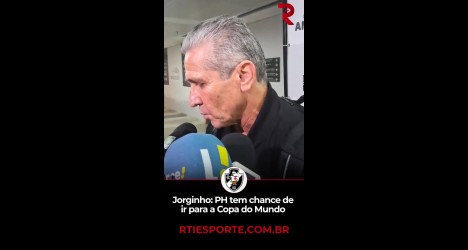 Jorginho em entrevista ao microfone de jornal.