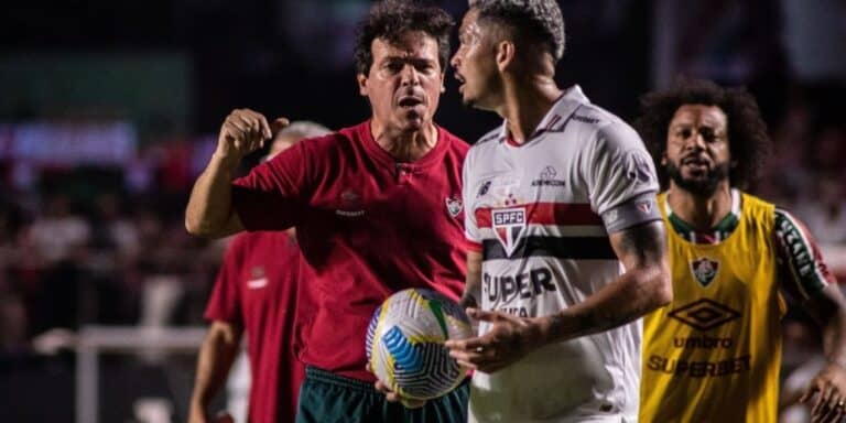 Jogador do São Paulo conversa com técnico durante partida.