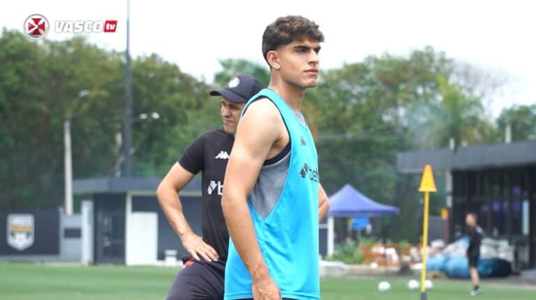 Jogador do Vasco durante treino no campo.