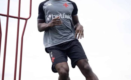Jogador de futebol correndo no campo.