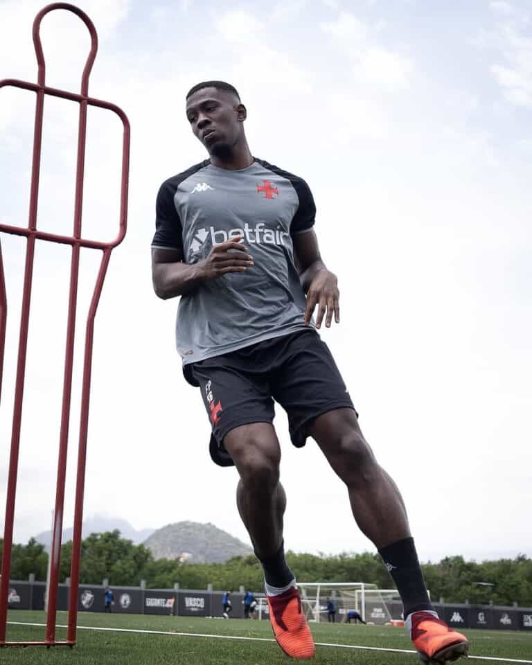 Jogador de futebol correndo no campo.