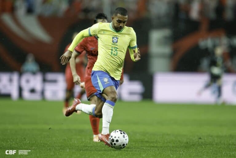 Jogador do Brasil em ação com a bola.