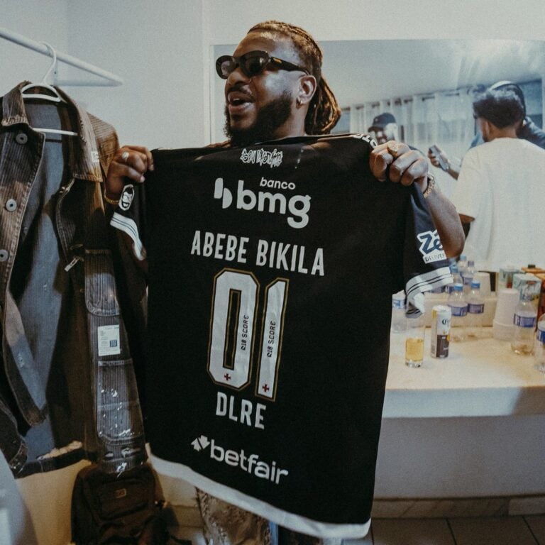 Vasco mostrando camisa com nome e número do jogador.